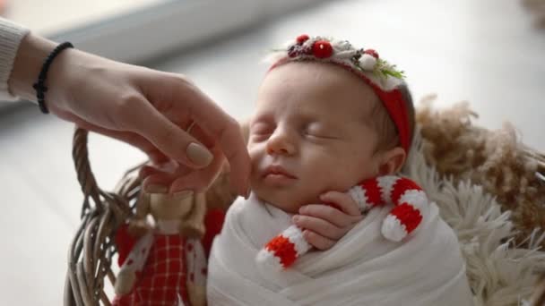 Anya Lágyan Stroking Neki Aranyos Alvó Újszülött Lány Visel Karácsonyi — Stock videók