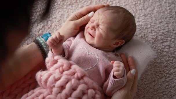 Anne Yeni Doğmuş Bebeği Yatağına Yatır Nazikçe Bebeği Okşa — Stok video