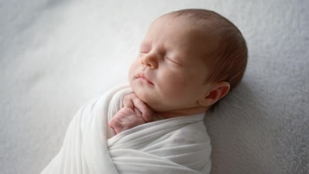 Söt Nyfödd Baby Sover Insvept Vita Badlakan — Stockvideo