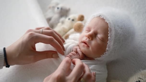 Madre Solícita Pone Lindo Bebé Recién Nacido Cama — Vídeo de stock