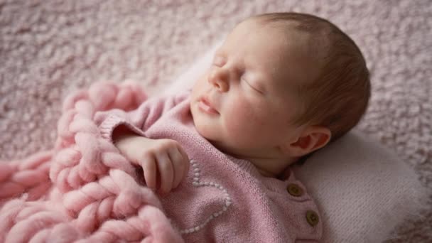 Urocze Dziecko Dziewczynka Słodko Śpi Przyjemnie Uśmiecha Się Śnie — Wideo stockowe