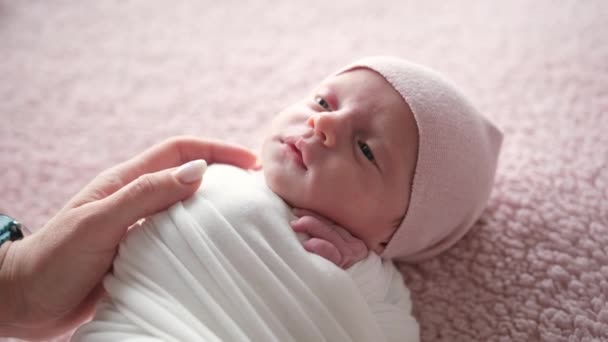 Mutters Hand Streichelt Ihr Kleines Neugeborenes Auf Decke Gewickelt — Stockvideo