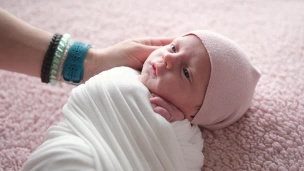 Προσεκτική Μητέρα Χαϊδεύει Νεογέννητο Κοριτσάκι Της Τυλιγμένο Φαλλόμενες Κουβέρτες — Αρχείο Βίντεο