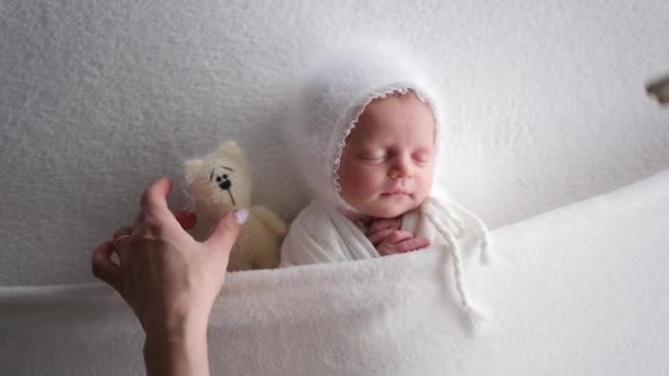 Aggódó Anya Ágyba Teszi Újszülöttet Egy Kötött Játék Hozzáadásával — Stock videók