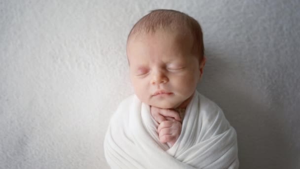 Sevimli Yeni Doğan Bebek Beyaz Battaniyelere Sarılı Tatlı Uyuyor — Stok video