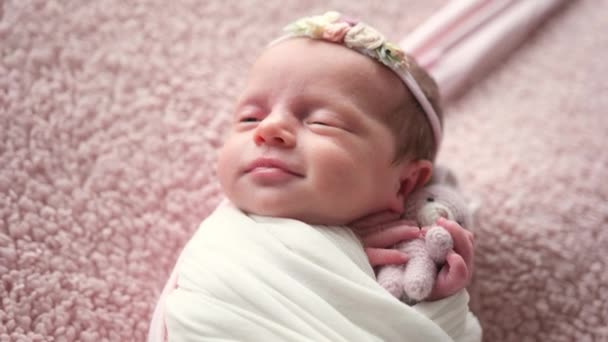 Dulce Recién Nacido Niña Sonriendo Sosteniendo Juguete — Vídeo de stock