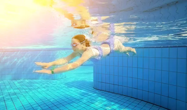 Mavi Havuzda Suyun Altında Yüzen Güzel Bir Kız Mayo Google — Stok fotoğraf