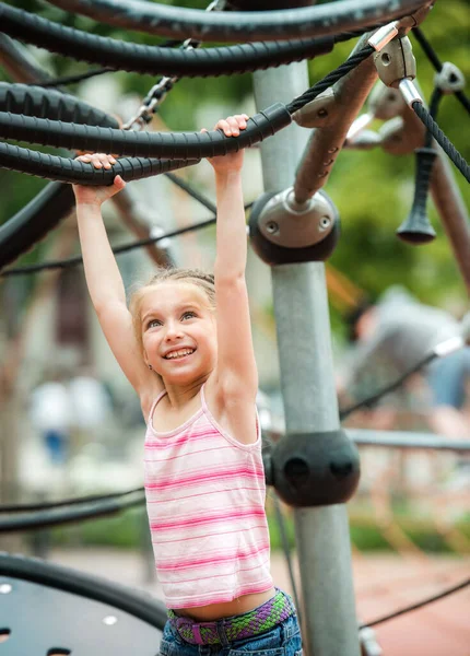Mutlu Sevimli Gülümseyen Küçük Kız Oyun Bahçesinde Oynuyor — Stok fotoğraf