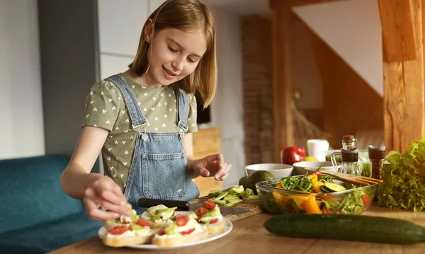 Meisje Dat Broodjes Maakt Met Avocado Tomaten Kers Groente Keuken Rechtenvrije Stockfoto's