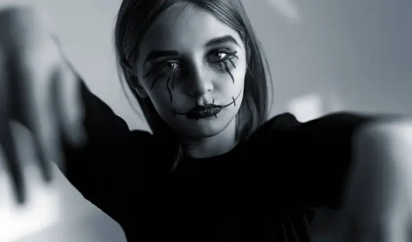 Egy Kislány Kísérteties Halloweeni Sminkkel Aki Zombiként Néz Kamerába Hátborzongató Stock Kép