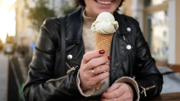 Şık Kadın Waffle Lezzetli Dondurma Tutarken Şehir Caddelerini Keşfe Çıktı — Stok fotoğraf