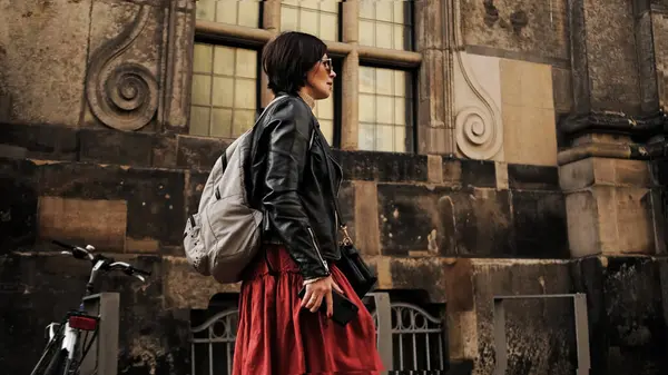 Mujer Elegante Pasea Por Calles Turísticas Históricas Dresde Con Mochila — Foto de Stock