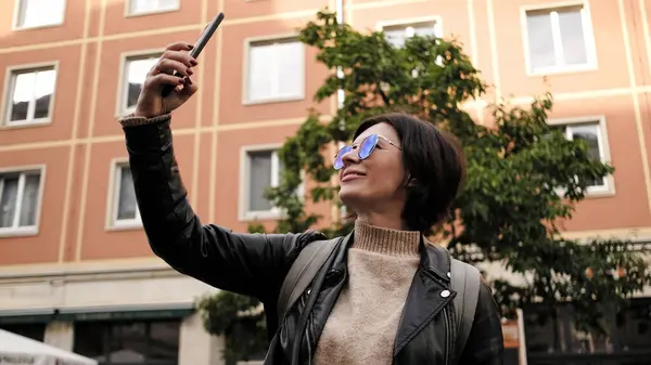 Vonzó Női Turista Séták Történelmi Központ Dresden Készít Egy Selfie Stock Kép