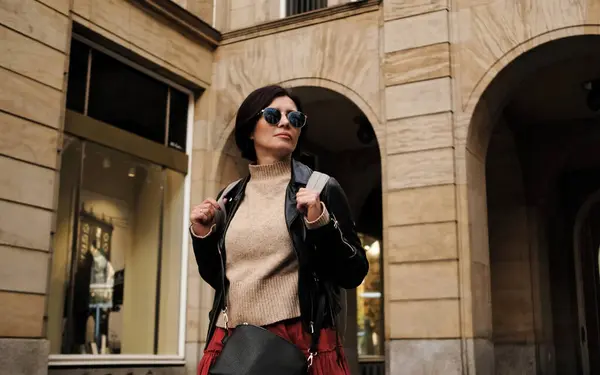 선글라스에 매력적인 여자는 주위를 관광객 도시에서 스톡 사진