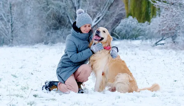 Meisje Knuffelen Haar Mooie Gouden Retriever Hond Buiten Een Sneeuw Rechtenvrije Stockafbeeldingen