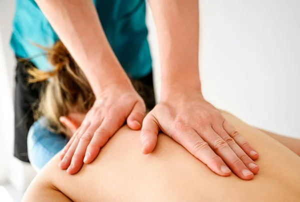Massagetherapeut Doet Terug Massage Spa Salon Procedures Voor Gezondheidszorg Ontspanning Rechtenvrije Stockafbeeldingen