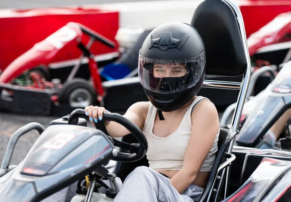 Egy Fiatal Lány Portréja Védősisakban Versenyben Karting Egy Pályán Jogdíjmentes Stock Fotók