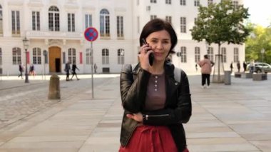 Çekici Kadın, Smartphone 'un Şehir Sokağında Konuşurken Dostça Konuşmaktan Hoşlanıyor