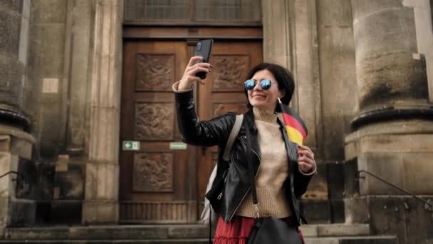 Passeios Turísticos Femininos Atraentes Com Bandeira Alemanha Centro Histórico Dresden — Vídeo de Stock