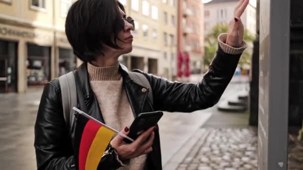 Attraente Femmina Passeggiate Turistiche Con Germania Bandiera Nel Centro Storico — Video Stock