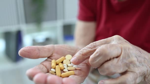 Idős Ellenőrzi Tabletták Kapszulák Kezében Koncepció Gyógyszeres Támogatás Emberek Idős — Stock videók