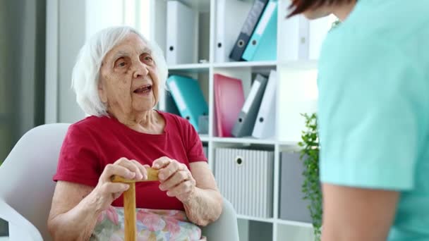 Yaşlı Kadın Sağlık Ofisindeki Sağlık Sorunları Hakkında Doktora Şikayet Ediyor — Stok video