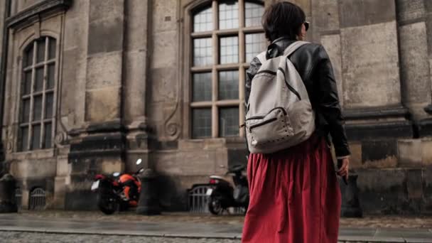 Κομψή Γυναίκα Περπατά Μέσα Από Ιστορικούς Τουριστικούς Δρόμους Στη Δρέσδη — Αρχείο Βίντεο