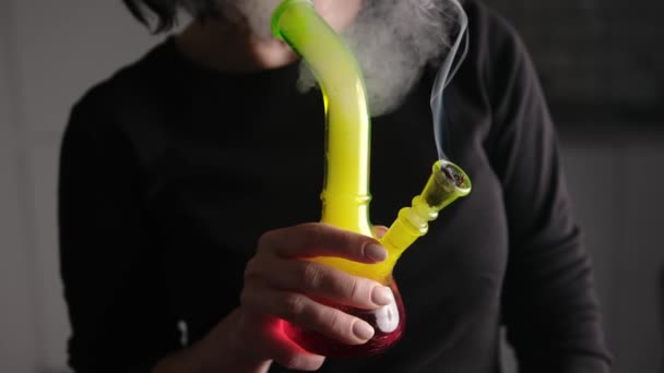 Meisje Dat Wiet Rookt Met Legalisatie Van Cannabis Thc Concept — Stockvideo