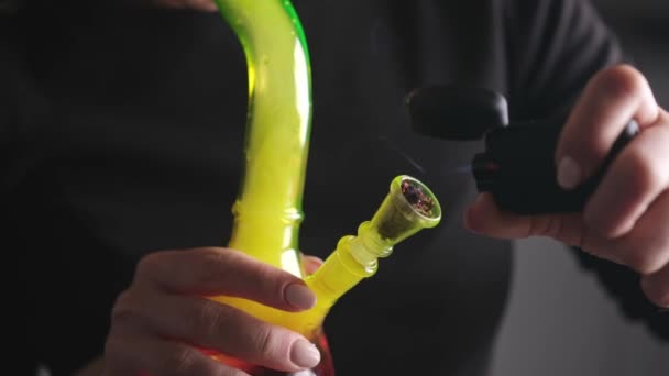 Ragazza Che Fuma Cannabis Cbd Con Bong Calma Sensazione Calma — Video Stock