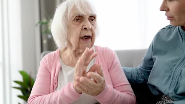 Anciana Comparte Historia Vida Con Nieta Como Concepto Comunicación Generacional — Vídeos de Stock