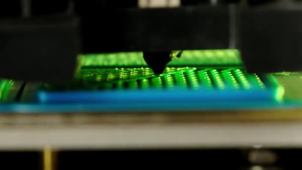 緑Plaのフィラメントが付いている3Dプリンター印刷モデルは 閉めます — ストック動画