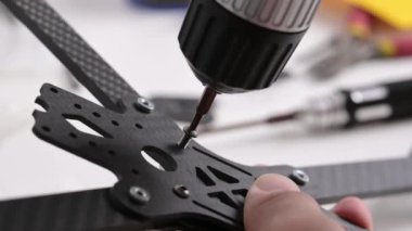 Tornavidayla Fpv Diy Copter 'ın karbon gövdesine vidaları sıkıştırma