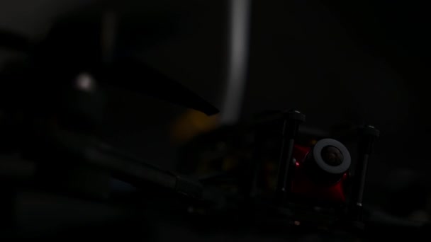 Fpv Copter Com Câmera Dron Uma Mesa Uma Luz Piscando — Vídeo de Stock