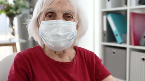 Starší Ženy Důchodu Ochranné Masky Vypadá Kamery Close — Stock video