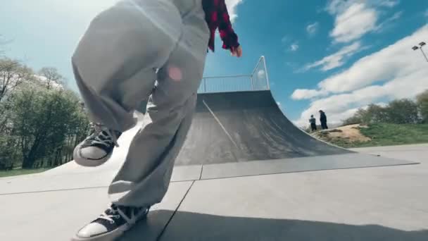 Picioare Fete Adidași Pantaloni Largi Dansând Dans Modern Extrem Park — Videoclip de stoc
