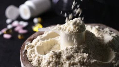 Yukarıdan yavaş çekimde kuru protein boşaltımı yiyeceği destekler.