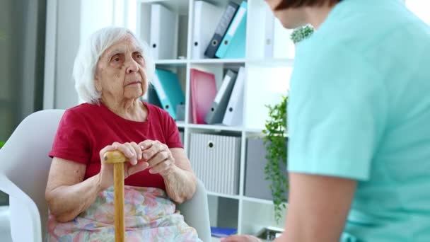 Γιατρός Εξηγεί Τις Ενδείξεις Υγείας Μια Ηλικιωμένη Γυναίκα Ένα Ιατρικό — Αρχείο Βίντεο