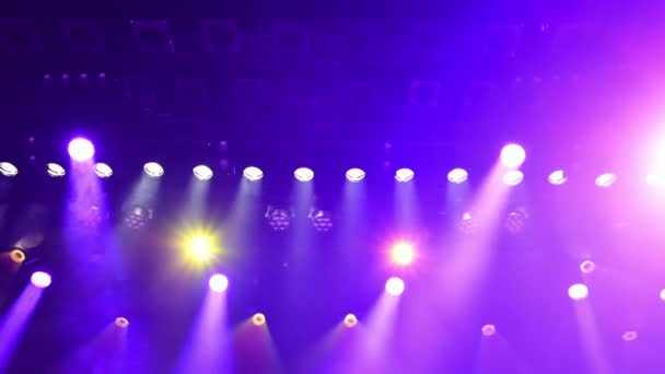 Музыкальная Сцена Фиолетовый Синий Молнии Освещают Сцену Рабочие Прожекторы — стоковое видео