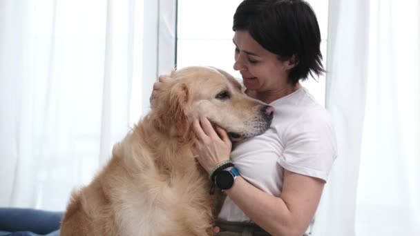 Γυναίκα Αγκαλιάζει Υπέροχο Σκυλί Της Golden Retriever Σκυλί Στο Σπίτι — Αρχείο Βίντεο