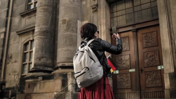 Ελκυστική Γυναικεία Τουριστική Περπάτημα Σημαία Της Γερμανίας Dresdens Ιστορικό Κέντρο — Αρχείο Βίντεο