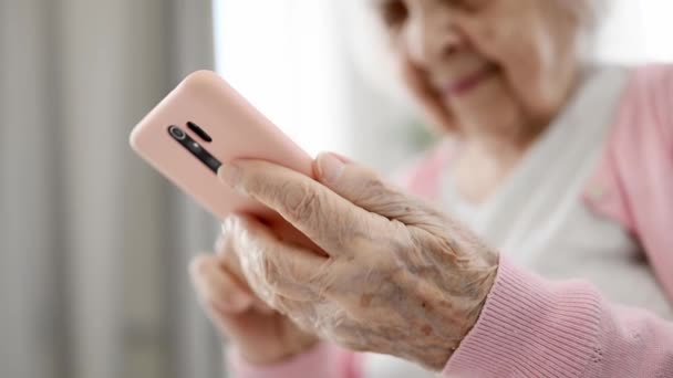 Ältere Frau Nutzt Smartphone Beim Surfen Internet Und Sozialen Medien — Stockvideo