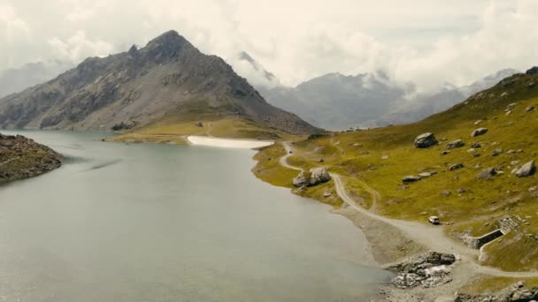Magnifica Vista Alta Dal Drone Lago Montagna Alpina Montagne Lontananza — Video Stock