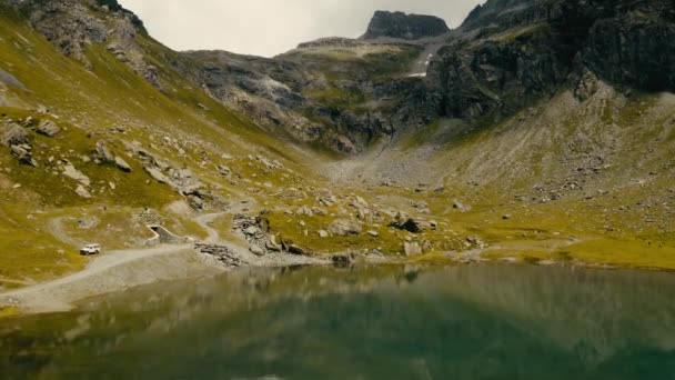 Prachtig Uitzicht Bergketen Van Alpen Het Meer Van Drone — Stockvideo