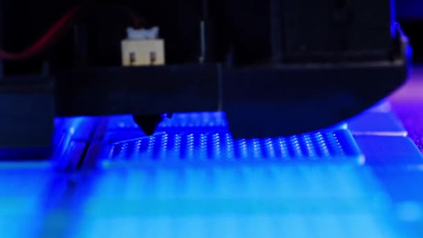 青いPlaのフィラメントが付いている3Dプリンター印刷モデルは 表示を閉めます — ストック動画