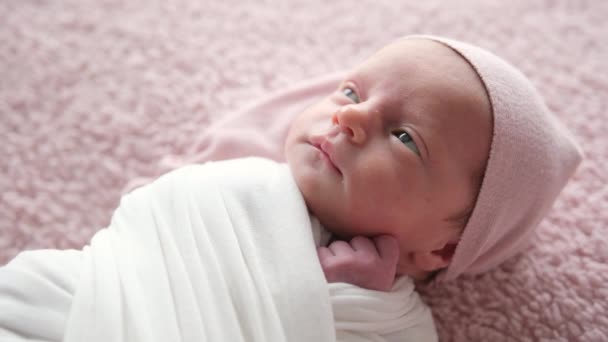 Schattige Pasgeboren Baby Badlakens Een Warme Hoed Liggend Het Bed — Stockvideo