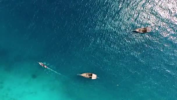 Рибальські Човни Рухаються Бірюзовою Поверхнею Океану Через Плавучі Рибальські Човни — стокове відео
