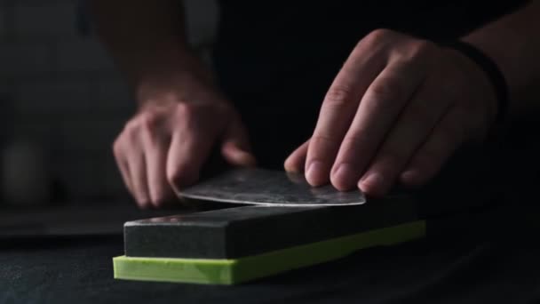 Mãos Masculinas Afiando Faca Cozinha Com Pedra Vídeo Câmera Lenta — Vídeo de Stock