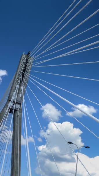 Time Lapse Duże Nowoczesne Metalowe Białe Liny Mostowe Przeciwko Pływające — Wideo stockowe