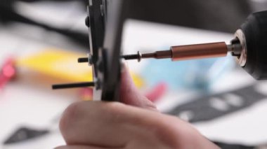Vidaları fpv DIY helikopterinin karbon gövdesine sıkıştırmak