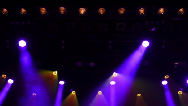 音乐音乐会舞台紫色和白色闪电照亮舞台 工作聚光灯 — 图库视频影像